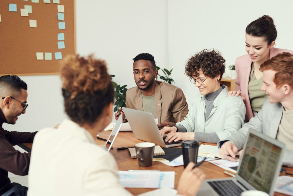 Equipo comercial trabajando para optimizar la fuerza de ventas