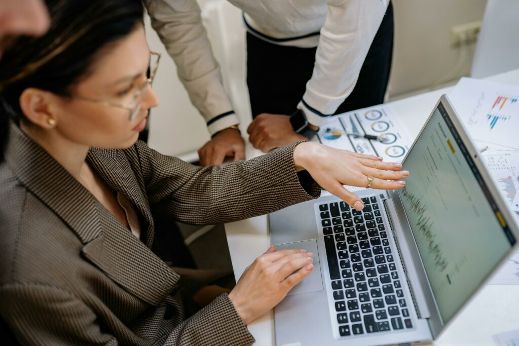 équipe siège analysant leur force de vente