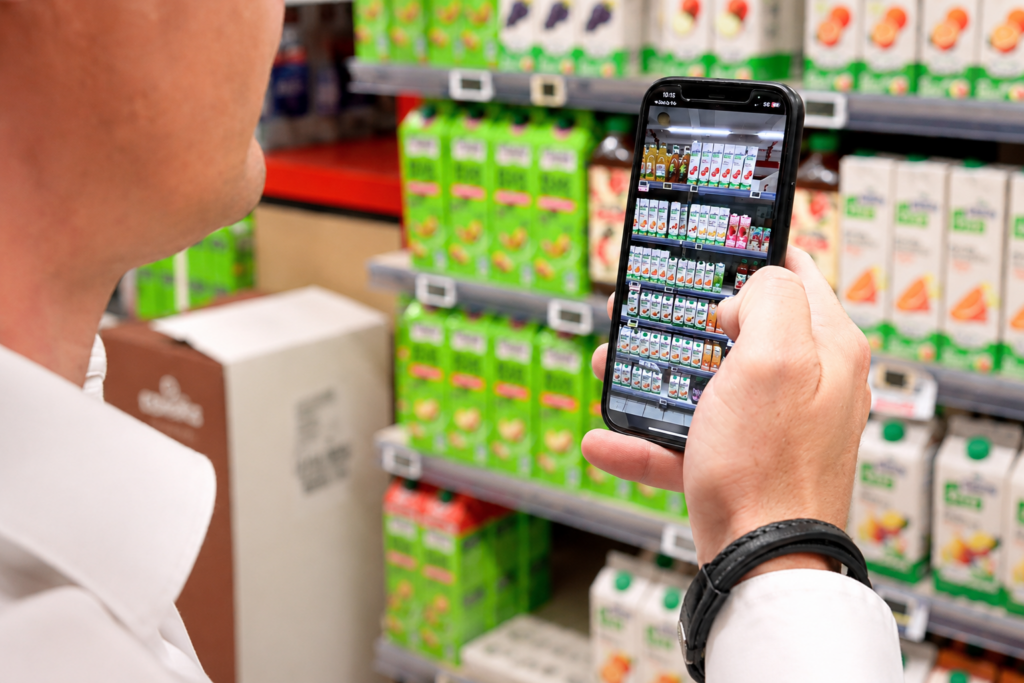 Commercial utilisant l'IA pour scanner un rayon de supermarché